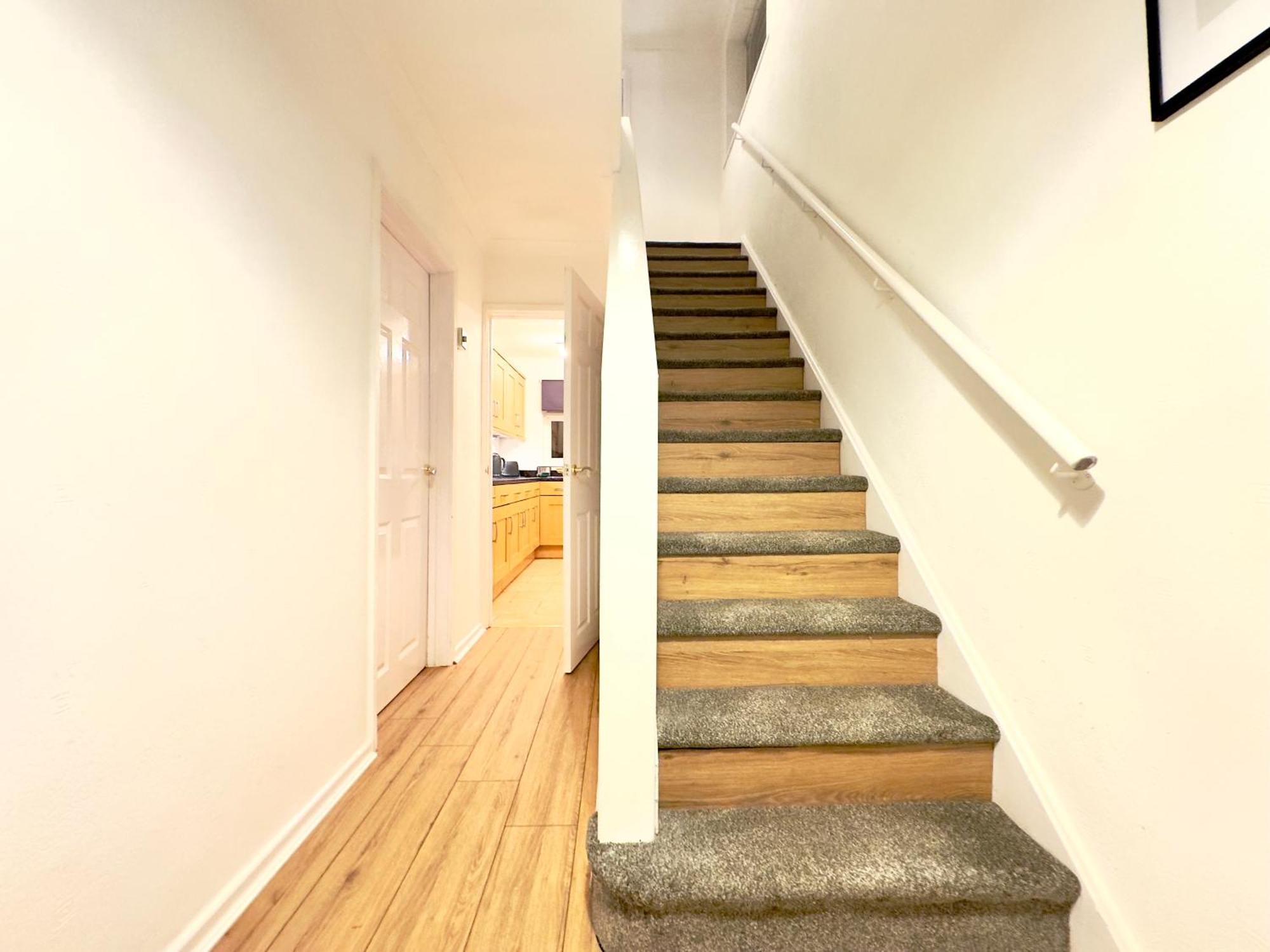 Rnm - Business Professionals Ready, Cost Effective For Large Stays! 3 Bedroom Lounge, Private Access & Entire Place, Kitchen & Washroom With Amenities, Smart Tv, Easy Access, Fast Wifi, Large Driveway, Great Transport Links, Near Worcester Hospital A Buitenkant foto