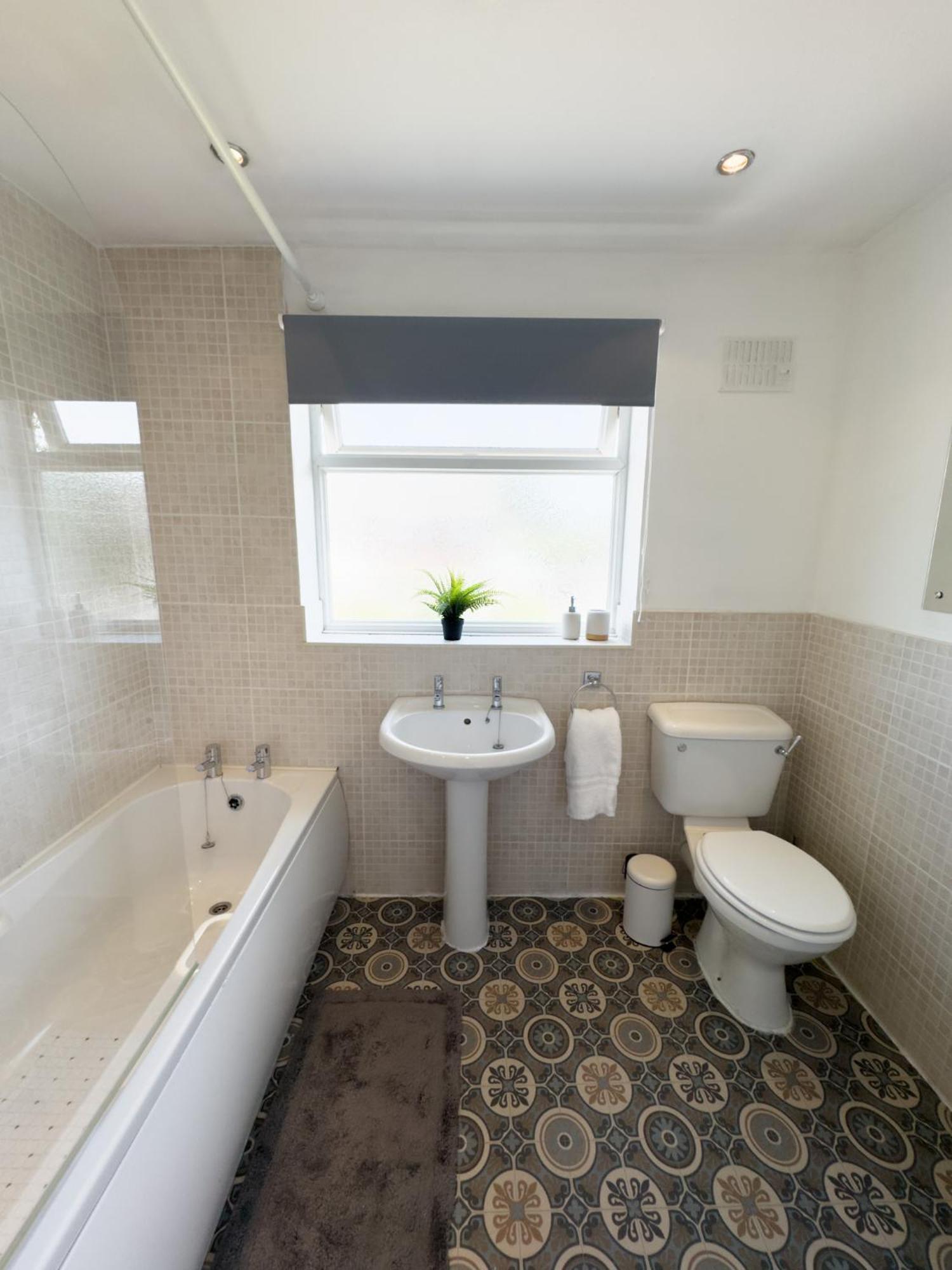 Rnm - Business Professionals Ready, Cost Effective For Large Stays! 3 Bedroom Lounge, Private Access & Entire Place, Kitchen & Washroom With Amenities, Smart Tv, Easy Access, Fast Wifi, Large Driveway, Great Transport Links, Near Worcester Hospital A Buitenkant foto